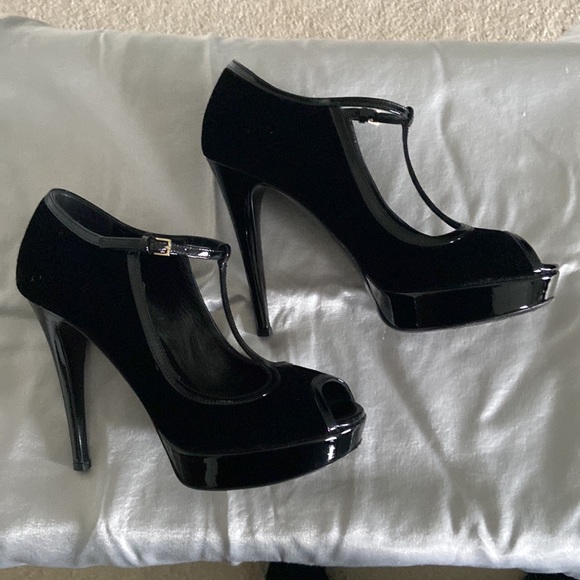 Gucci Velvet T-Strap Peep Toe - Picture 2 of 7